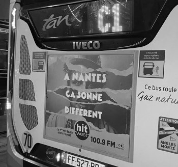 Hit West lance une campagne d’affichage géolocalisée pour créer du lien